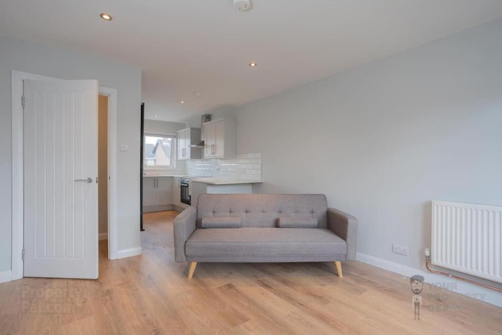 And Stylish 2 Bedroom Ravenhill Road Flat Apartment *