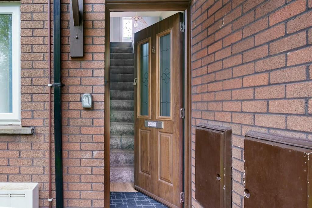 Apartment And Stylish 2 Bedroom Ravenhill Road Flat *