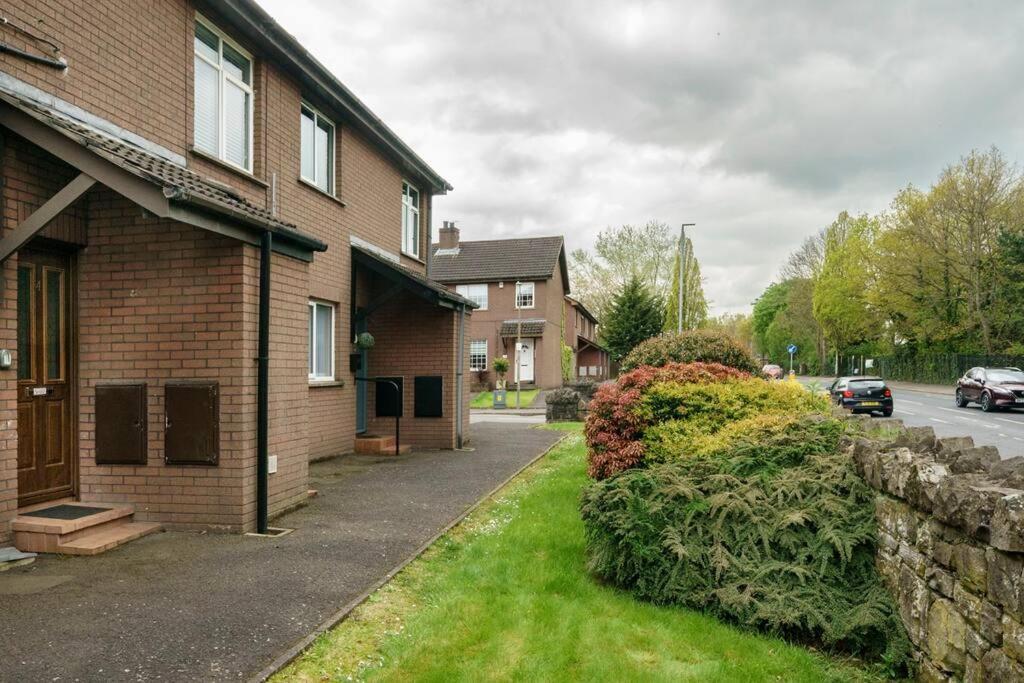 Apartment And Stylish 2 Bedroom Ravenhill Road Flat *
