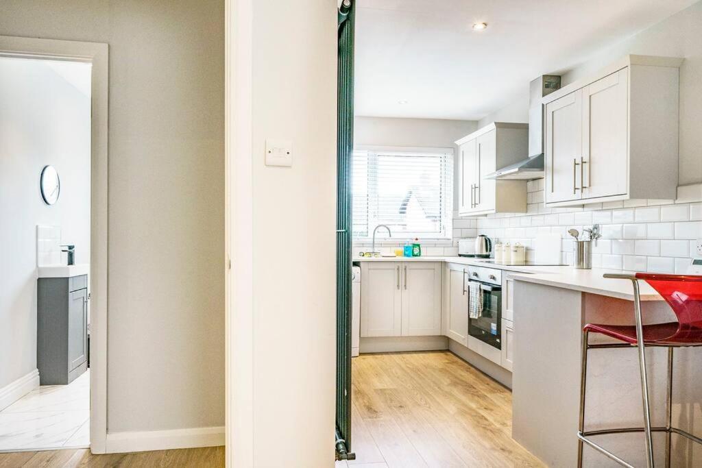 Apartment And Stylish 2 Bedroom Ravenhill Road Flat *