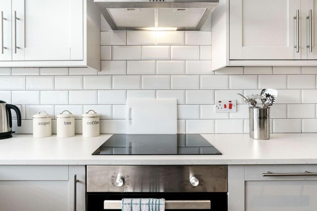 Apartment And Stylish 2 Bedroom Ravenhill Road Flat *