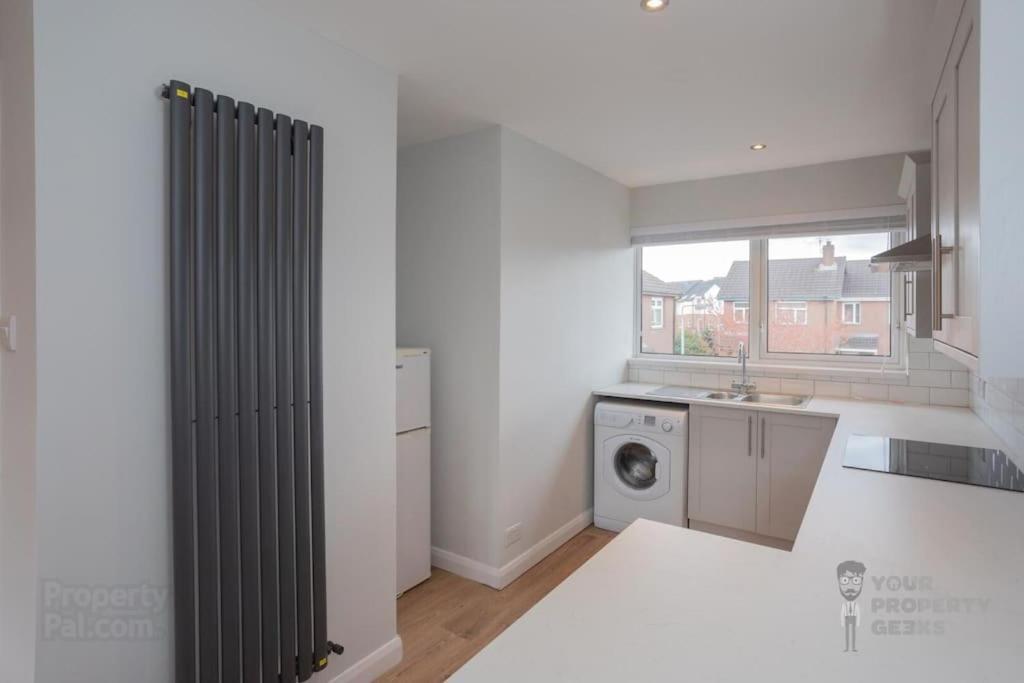 Apartment And Stylish 2 Bedroom Ravenhill Road Flat *
