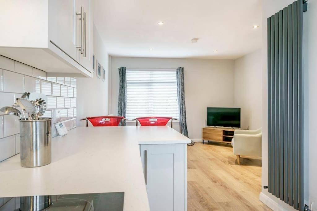 And Stylish 2 Bedroom Ravenhill Road Flat