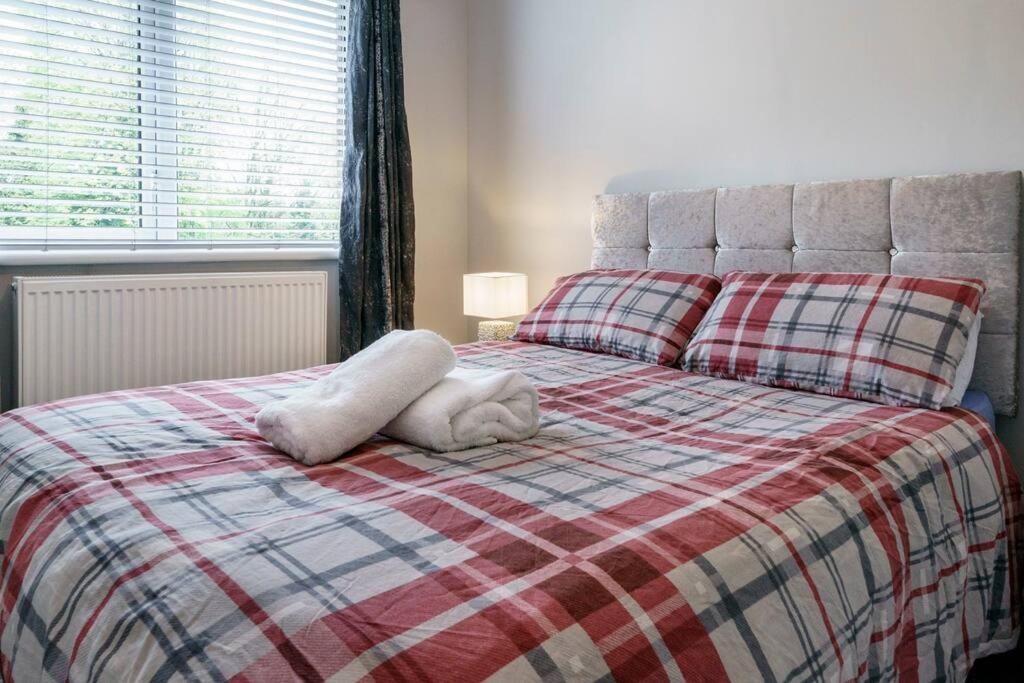 And Stylish 2 Bedroom Ravenhill Road Flat